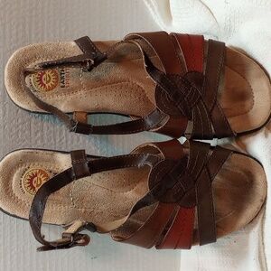 Earth Ladies Size 8 Leather Upper Sandals NWOT Brownish colors
